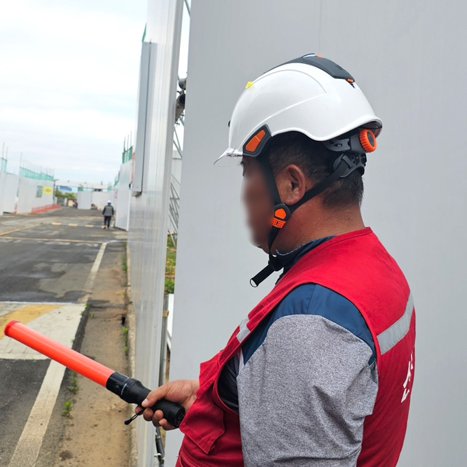 Mokpo Road Construction Company wearing helmets